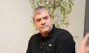 Yıldırım adında bir abisi vardır. Yilmaz Ozdil Kimdir Guncel Yilmaz Ozdil Haberleri