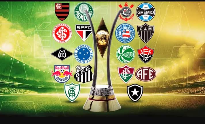 Bola de futebol sobre o gramado de um estádio à noite