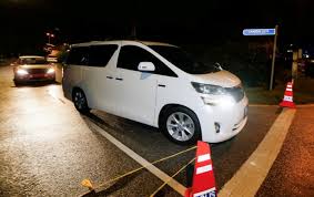Lintas langsung perkembangan semasa di pekarangan kediaman bekas perdana menteri, datuk seri najib razak di jalan langgak duta, taman duta, kuala lumpur. Najib S Langgak Duta Home Draws Curious Crowd At Night Nestia