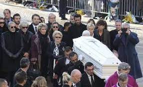 C'était le choix d'un homme libre, qui a trouvé ici la paix à laquelle il. Ariege Les Fans S Arrachent Le Modele Du Cercueil De Johnny Hallyday