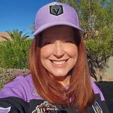 What are the benefits of having a full pro hockey-specialized sports  medicine experience for hockey teams?