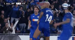 Seguimos na liderança do campeonato e dessa vez com comemoração especial agora podemos afirmar que 1+1 são. Deyverson Marca Comemora E E Atingido Por Isqueiro Na Espanha