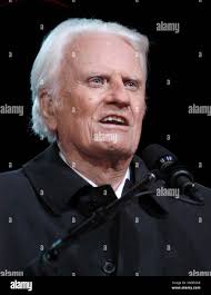 18 novembre 2004; Pasadena, CA, USA; il reverendo BILLY GRAHAM riflette  alla crociata di Pasadena, CALIFORNIA, al Rose Bowl. La sua prima crociata  fu a Los Angeles nel 1950. . (Immagine di