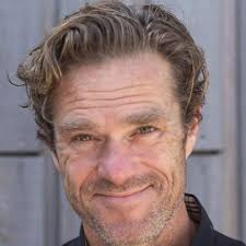 21 jaar geleden begonnen aan de Universiteit van Amsterdam, maar nu toch  eindelijk een opleiding afgerond! •Leraar Algemene Economie •Leraar  Bedrijfseconomie Keuzes uit het verleden hebben mij…