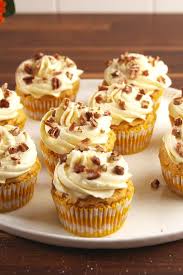 For a general autumn décor theme, make marzipan autumn leaves and acorns and attach to an ordinary chocolate frosted cupcake. 20 Easy Thanksgiving Cupcake Recipes Cupcake Ideas For Thanksgiving