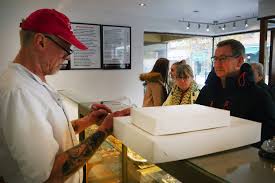 Lång kö till efterlängtade smørrebrød