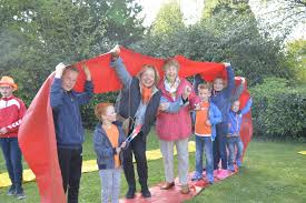 Koningsspelen spelletjes met groep 1 t/m 4 en hulp van groep 8. Magische Koningsmatch Tussen Verzorgingshuis Het Woolde En Basisschool De Woolderschool