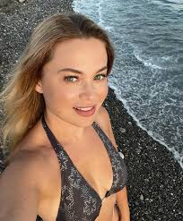 Between kevin and Annabel who do you like if you like Kevin like and  comment heart emoji but if you like Annabel like with a love emoji and  comment with a like