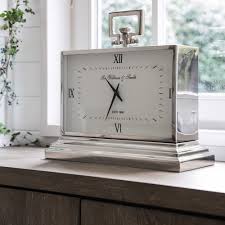 Horloge A Poser En Metal Effet Chrome Kingston Maisons Du Monde Clock Table Clock Bedroom Furniture Placement