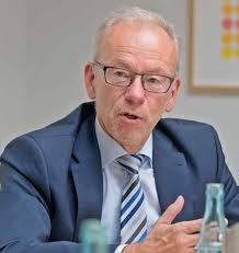 BERICHTE, MEINUNGEN UND PORTRAITS