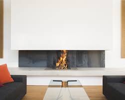 Dreiseitig Offener Kamin Mit Unbehandelter Wazstahlruckwand Die Feuerstelle Liegt In Einer Sichtbetonbank Wobei Der Eigentliche F Offener Kamin Kamin Wohnung