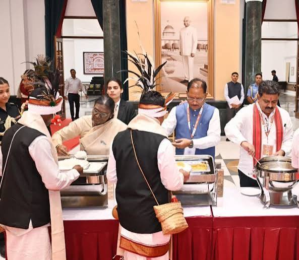 राष्ट्रपति भवन में दिखा बस्तर का वैभव, राष्ट्रपति मुर्मु ने खुद अतिथियों को परोसा भोजन - Om Darpan