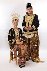 Desain dan coraknya yang unik membuat orang yang memakainya tampak gagah (bagi pria) dan anggun (bagi wanita). 15 Pakaian Adat Jawa Tengah Corak Budaya Penuh Makna