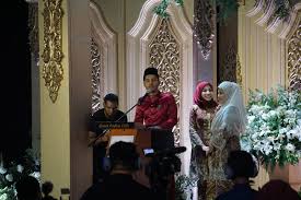 Beliau mula terlibat dalam dunia perniagaan sejak berumur tujuh tahun sewaktu tinggal bersama neneknya. Majlis Kahwin Adik Lelaki Dato Seri Aliff Syukri Terlajar Laris Berlangsung Meriah Belanja Setengah Juta