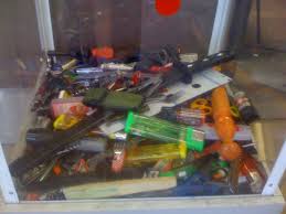 In general obiectele pe care nu ai voie sa le iei cu tine in avion (nici in bagajul de mana si nici in cel de cala) sunt acelea care pot fi folosite pentru a pune in. Bagaj De Mana Peste Mari Si Tari