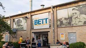 Das bett hosts concerts for a wide range of genres from artists such as russian village boys, pothead, and breitenbach, having previously welcomed the likes of night, hot breath (se), and heaven 17. Der Club Das Bett In Frankfurt Feiert Jubilaum