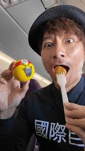 日本の皆さん、もしHK Expressで香港に来ることがあったら🛩機内食を試して見て！香港のLocal　Foodが楽しめます♪,  お薦めは（我嘅推薦係以下）, ポークステーキ飯（秘製豬扒菜飯）,  機内食だからもっとペラペラの薄いポークかと思ってたら、厚切りでJuicy～♡、更にご飯も菜飯（青菜炊き込みご飯）と、予想を嬉しく裏切ってくれた。（未試過佢地豬扒之前，以爲飛機餐d豬扒始終都會薄d(係我偏見...