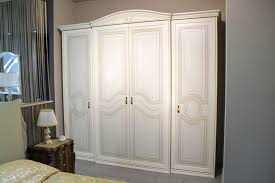 Mobili su misura in legno massello, dal cirmolo (pino cembro) al rovere oppure noce, per arredare la vostra camera da letto. Lucia Camere Da Letto Classiche Arredamento Arredamento D Interni Armadio Classico