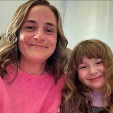 Along with the scheduled upload today from Beverly Thomas.. you guys will  have a new step workout going up tonight!! 🩷🩷 It's a short one but I'm  sweatingggg 🥵👏🏻 (we don't use