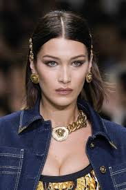 2 nàng hậu đụng hàng phụ kiện tiền triệu: Hương Giang giống cài gậy Như Ý  của Tôn Ngộ Không, Huyền My như cắm cột thu lôi