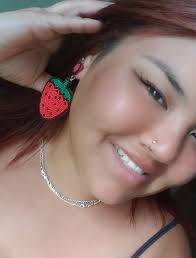 Who is the lady making Warren East earrings behind the school in Bowling  Green?