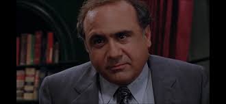 OMG!!!! THE EPISODE WHERE MAC AND DENNIS ARE IN THE SUBURBS IS A REFRENCE  TO THE WAR of THE ROSES!!! 😂😂😂😂 : r/IASIP