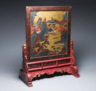 Een Chinees verguld, gelakt en beschilderd houten ...