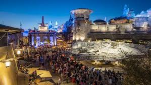 Disney's star wars land is overwhelming, but it's the cast members who push it over the top. Star Wars Galaxy S Edge Disney World Opening Has Longer Lines Than Disneyland Film