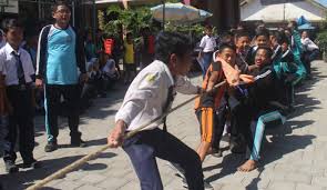 Los dibuka oleh kepala sekolah pada. Smpn 41 Surabaya Diserbu 11 Pemuda Asing Dari 8 Negara Tunas Hijau Id