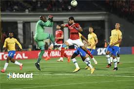 انتهت مباراة الإياب بين الأهلي وصن داونز في القاهرة بفوز المنتخب المصري بهدفين دون رد ، وستكون مباراة الإياب اليوم في جوهانسبرج المباراة الحاسمة للعبور إلى نصف نهائي البطولة الأقدم في القارة. ØªØ¹Ø±Ù Ø¹Ù„Ù‰ Ù…Ø¹Ù„Ù‚ Ù…Ø¨Ø§Ø±Ø§Ø© Ø§Ù„Ø£Ù‡Ù„ÙŠ ÙˆØµÙ† Ø¯Ø§ÙˆÙ†Ø² Ø§Ù„ÙŠÙˆÙ… ÙÙŠ Ø¯ÙˆØ±ÙŠ Ø£Ø¨Ø·Ø§Ù„ Ø¥ÙØ±ÙŠÙ‚ÙŠØ§ Ø¨Ø·ÙˆÙ„Ø§Øª