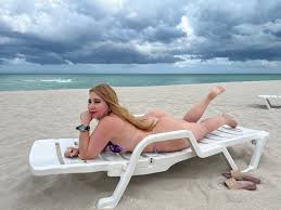 TW Pornstars - 1 pic. Karla Alarcon 🔥. Twitter. y si me mojas en la  playa? 💦😈💦. 5:58 PM - 24 Mar 2022