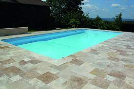 le travertin rustic beige opus romain donnera du cachet a votre piscine sol exterieur travertin exterieur