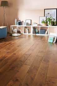 Parquet massif easyclip chene sable parquet pas cher castorama. On Apporte Du Contraste A Son Interieur En Choisissant Un Parquet Fonce Avec Des Murs Rose Pale Cachet Garant Parquet Massif Deco Parquet Parquet Chene Massif