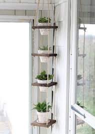 Hangende Selbstgemachte Blumentopfe Auf Holzregalen Und Seilen Mit Bildern Blumen Regal Blumenregal Raumideen Diy