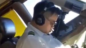 泰国演员captain吧官博 only for captain 长期招募泰翻小伙伴。 A Senior China Airlines Captain Has Been Filmed Sleeping In Command Of Boeing 747 Airlive