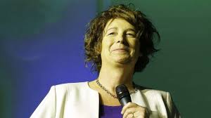 Issue d'un partie écologiste elle devient ministre de la fonction publique et des entreprises publiques en belgique. Gouvernement De Croo Petra De Sutter La Premiere Ministre Transsexuelle De Belgique Belgica News