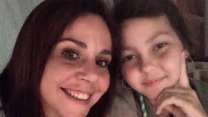 Acaba a mandar um dos ditos agricultores para a c*na da mãe, e nem é preciso dizer qual deles. Faleceu A Irma Mais Nova De Sara Norte