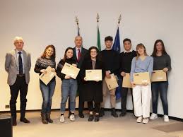 Sono riportate in questa sezione tutte le opportunità di studio per cittadini italiani offerte e/o promosse dal ministero degli affari esteri e della cooperazione internazionale (maeci): Banca Alta Toscana Rinnovato L Impegno Per La Scuola Con 56 Borse Di Studio Gonews It