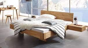 Modernes bett aus paletten tumblr zimmer ideen inneneinrichtung inspiration aufgehängte lichter grüne pflanzen ddekoration boho chic einirchtung schlafzimmer. Schwebebett Kernbuche Massiv Mit Gewolbtem Kopfteil Grevena