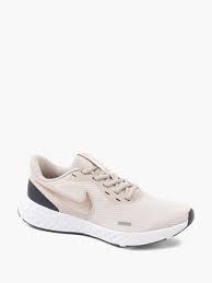 Der lässige look hat längst wieder einzug gehalten und die streng konservativen schuhe verdrängt, die sich durchzusetzen drohten. Sportschuhe Fur Damen Gunstig Online Kaufen Deichmann