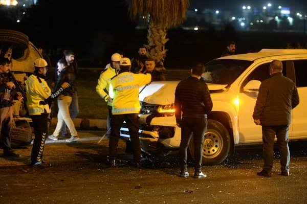 Mardin’in Artuklu ilçesinde polis aracı ile fabrika işçilerini taşıyan minibüs çarpıştı. Kazada 2’si polis 7 kişi yaralandı. ile ilgili görsel sonucu"