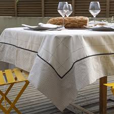 Matière subtile, la nappe en lin unie ou à motifs invite à la convivialité. Cuisine Nappe En Lin A Carreaux Noir Et Blanche