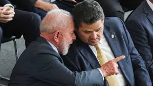 Alcolumbre impõe derrota a Lula e dá sobrevida à CPMI do INSS