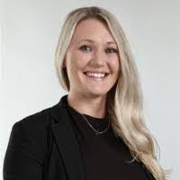 Kara Custer's Instagram, Twitter & Facebook