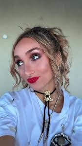 Leah Layton's Instagram, Twitter & Facebook