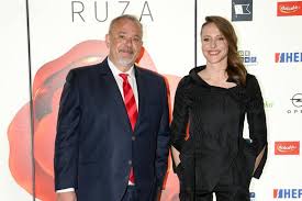 Mojmira pastorčić u odjavi posljednje emisije otkrila razlog „ovo je bio i zadnji direkt prije ljetne pauze. Rtl Direkt Sinoc Nisu Vodili Ni Sprajc Ni Mojmira Novi Voditelj Objasnio Sto Se Dogodilo Vecernji Hr