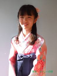 袴を着付けた小学生の卒業式卒園式の髪型ヘアアレンジ美容室
