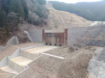 砂防堰堤の働き｜砂防事業について｜紀伊山系砂防事務所｜国土交通省 ...
