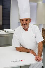 Pero en esta ocasión karlos arguiñano elabora una receta en la que el jamón y el queso son sus principales protagonistas. Popular Spanish Chef Karlos Arguinano Partnered With Silestone For His Tv Kitchen Sets Karlos Arguinano Chefs Cocina Espanola