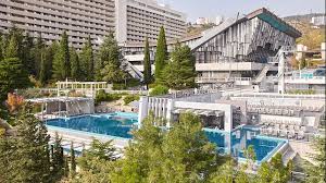 Можно посидеть как внутри ресторана, так и на открытом балконе. Otel Hotel Yalta Intourist Yalta Inturist Yalta Cena Oficialnyj Sajt